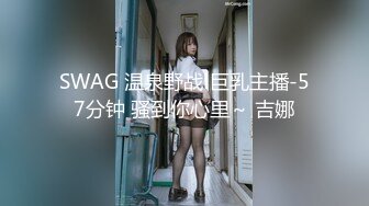 女友浴室洗骚逼，男友跑过来蹲着舔逼，搞的好想要，坐在马桶上玩震动棒，小舌头舔JB，口活很棒