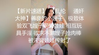 路边抄底不穿内裤的少妇BB上还打了环 盯着她下面太久被她发现了