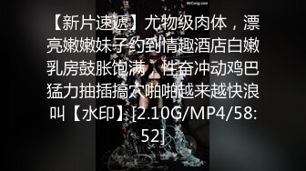 金发清纯00后嫩妹吊带黑丝格外诱人，张开双腿极品嫩穴，翘起屁股对着镜头晃动，抬起双腿肥穴看的清楚