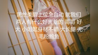 窥路边坐着玩手机美眉的奶子