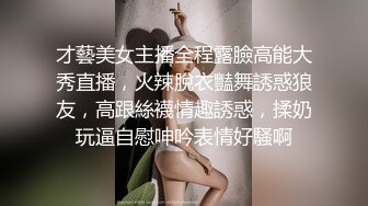 ✿群P小骚妻✿享受后入的同时当然嘴里也不能闲着啦，这个姿势是真的涨的我满满的，不知道啥感觉，身上麻，特别麻