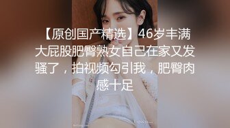 带美瞳气质女神，长发飘飘一个人直播，模特身材咪咪很粉嫩，双手搓奶子太骚了