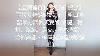 商场全景偷拍身材不错的的破洞牛仔裤美女 B也漂亮