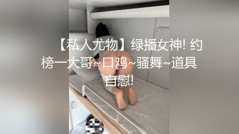 【新片速遞】 婴儿肥极品学妹的诱惑，全程露脸跟狼友互动撩骚听指挥，玩弄粉嫩骚穴，淫水多多小道具高速抽插摩擦呻吟可射