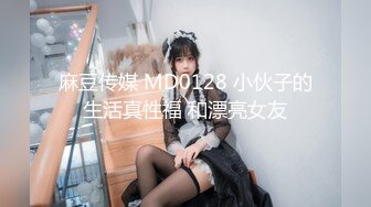 【绿帽淫妻??性爱狂】纯绿男友邀请朋友来干漂亮性瘾『精厕女友』爆裂黑丝 前怼后操 疯狂3P 粉丝定制篇