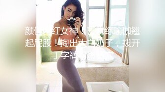 试试妻子的新手法、撸得还不是太熟练，在妻子旁边艹充气娃娃，哈哈哈，没有真逼舒服！