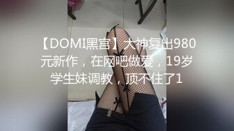 双手射穿美丽的黑发制服。 粘液最好的乳液打手枪