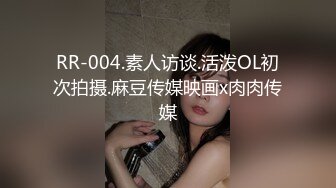  澡堂子偷拍笑起来非常好看的妹子,胸前两盏车灯很耀眼