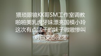 苗条身材短裤妹子沙发上啪啪，浴室一起洗澡口交摸逼上位骑坐抽插