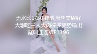 美女一路小跑急着上厕所 快憋不住了