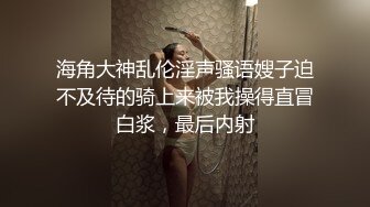 饭店大厅，菜还没上就着急了，上一秒媳妇给单男口交，下一秒服务员就拿佐料过来，也不知道看见没看见，这是真猛啊，真枪就口啦！