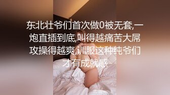 一个人玩两妞全程露脸口交大鸡巴，看两骚妹子亲嘴玩奶又抠逼淫水好多，浪叫呻吟不止让小哥轮流草嘴无套干逼