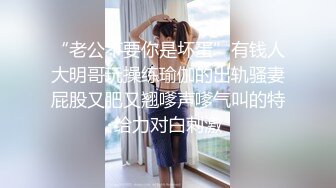 穿着开裆裤拿震动棒自慰的小美女