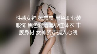  长相清纯的小美女跟大哥激情啪啪，深喉交大鸡巴插的好深，让小哥拽着胳膊后入爆草