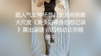  小骚逼露脸洗干净了伺候小哥哥诱惑狼友，舔鸡巴的样子好骚吸蛋蛋，深喉抽插