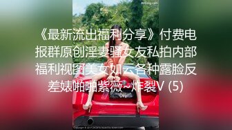 《爱情丶故事》网聊良家骚女开房操逼，扒掉内裤扣穴