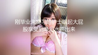 新来的美女模特全程露脸深夜撩骚互动狼友，揉奶玩逼勾搭大哥，让大哥抠逼揉奶