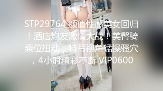 长相清纯眼镜美少女居家寂寞自摸诱惑， 全裸掰穴近距离特写， 手指扣弄翘起大屁股扭动 ，各种姿势摆弄，看着非常诱人