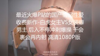  极品圆润美臀小少妇居家夫妻啪啪，跪着按头深喉插嘴，开档黑丝翘起大屁股后入