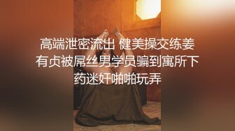 巨乳美女手握棒子的姿势让人浮想联翩