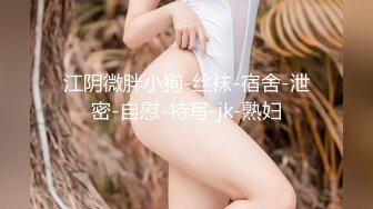  嫩逼小妹和她的骚妈妈一起大秀直播，淫声荡语互动撩骚听狼友指挥