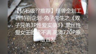    漂亮大奶美少妇3P 皮肤白皙 女上位抽插 逼操了夜宵也解决了 奶量充足足够供应3人