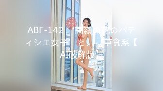 小县城上帝视角偷拍多位年轻美女的小嫩鲍多个妹子盯着镜头看 (3)