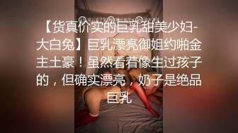  胸前玫瑰纹身红唇骚女大战头套炮友，深喉插嘴硬了到床上操，你JB好硬整根插进去了