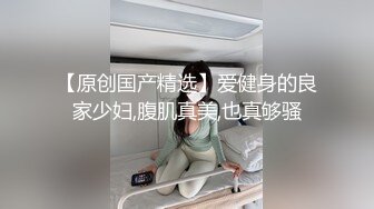 双胞胎姐妹花浴室诱惑长相清纯带着眼镜，浴室脱光光湿身诱惑，贫乳小奶子