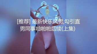 【家庭摄像头破解】其乐融融的一家三口在客厅看电视，美丽风韵妻子在喂奶，百看不厌的少妇！