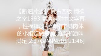 STP30922 女主播为吸引粉丝,录制户外弹吉他唱歌MV，故意不穿内裤不经意间露出来给粉丝当福利