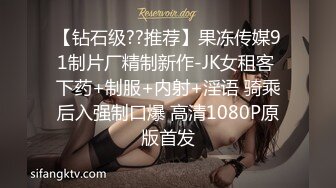 半夜窗外偷拍身材样子都不错的美女洗澡