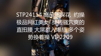 《极品CP魔手外购》商场女厕近景镜头先拍脸再拍逼，各种年轻美女小姐姐小少妇方便，大屁股潮妹透明内裤简直太骚了 (4)