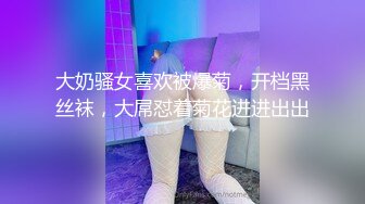 颜值红唇妹子，全裸道具自慰插穴，特写紧致小蝴蝶逼穴