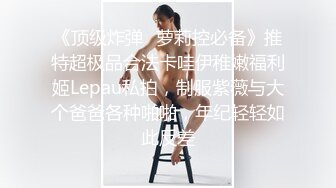 青春活力眼镜反差学生妹，长相老实，内心很开放，背後挂着自己写真艺术照