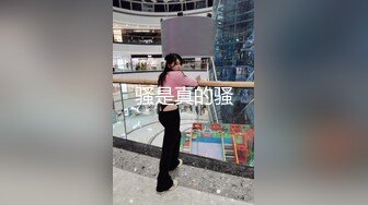 反差学生妹双手扶着鸡巴认真口交