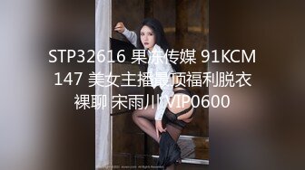 夜晚大奶少妇3p