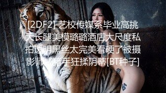  猥琐小哥迷翻漂亮的小女友找来朋友一起来玩3P